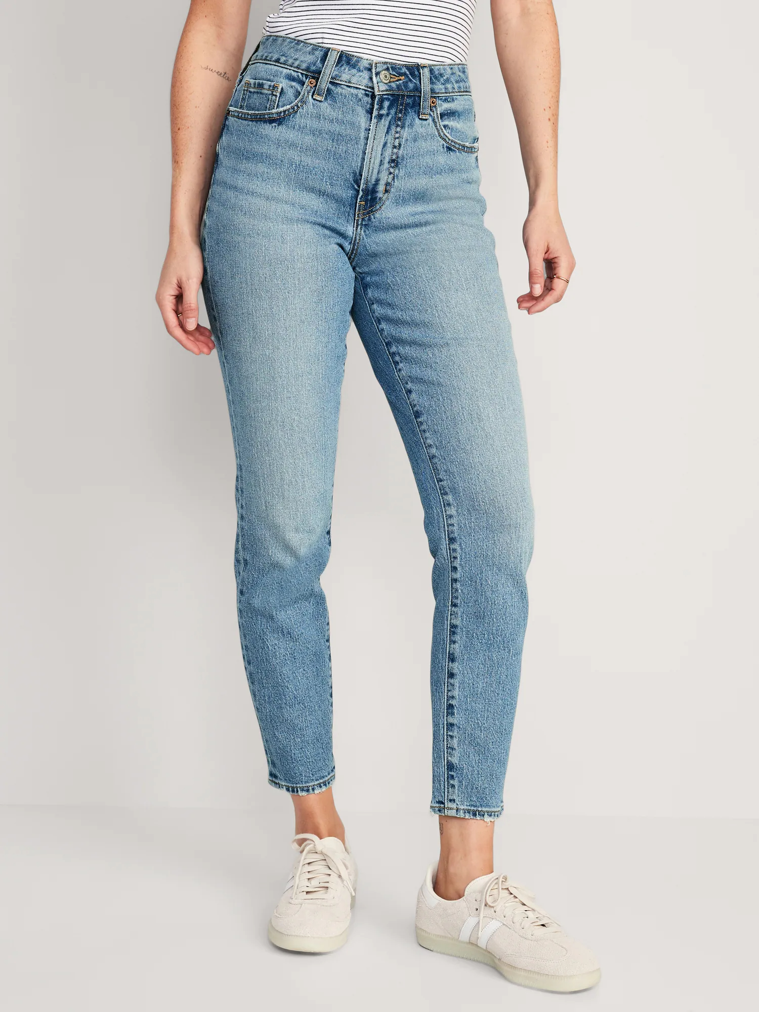 Womens ankle jeans have become a wardrobe staple for fashion-conscious individuals seeking a versatile and