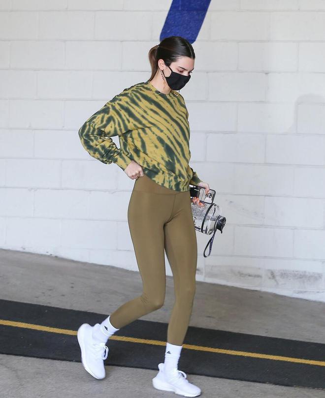 Sexy leggings have become a staple in modern fashion, offering both comfort and style. However, finding the perfect outfit to pair with